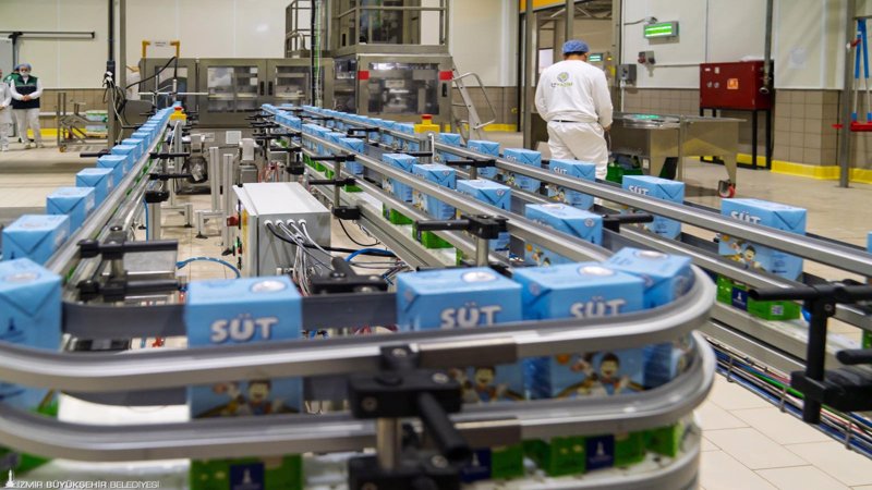 Bayındır Süt Fabrikası’nda çarklar döndü, üreticinin yüzü güldü