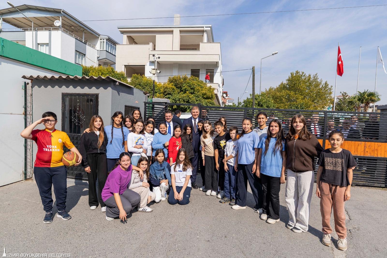16102025_15370_4